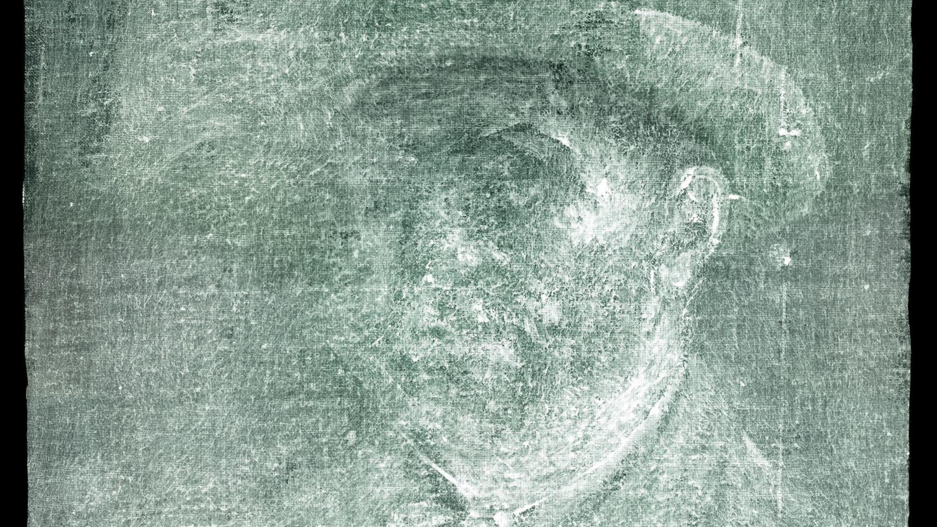 Das mutmaßliche Selbstporträt von Vincent van Gogh im Röntgenbild. Es zeigt verschwommen einen Mann mit Hut.