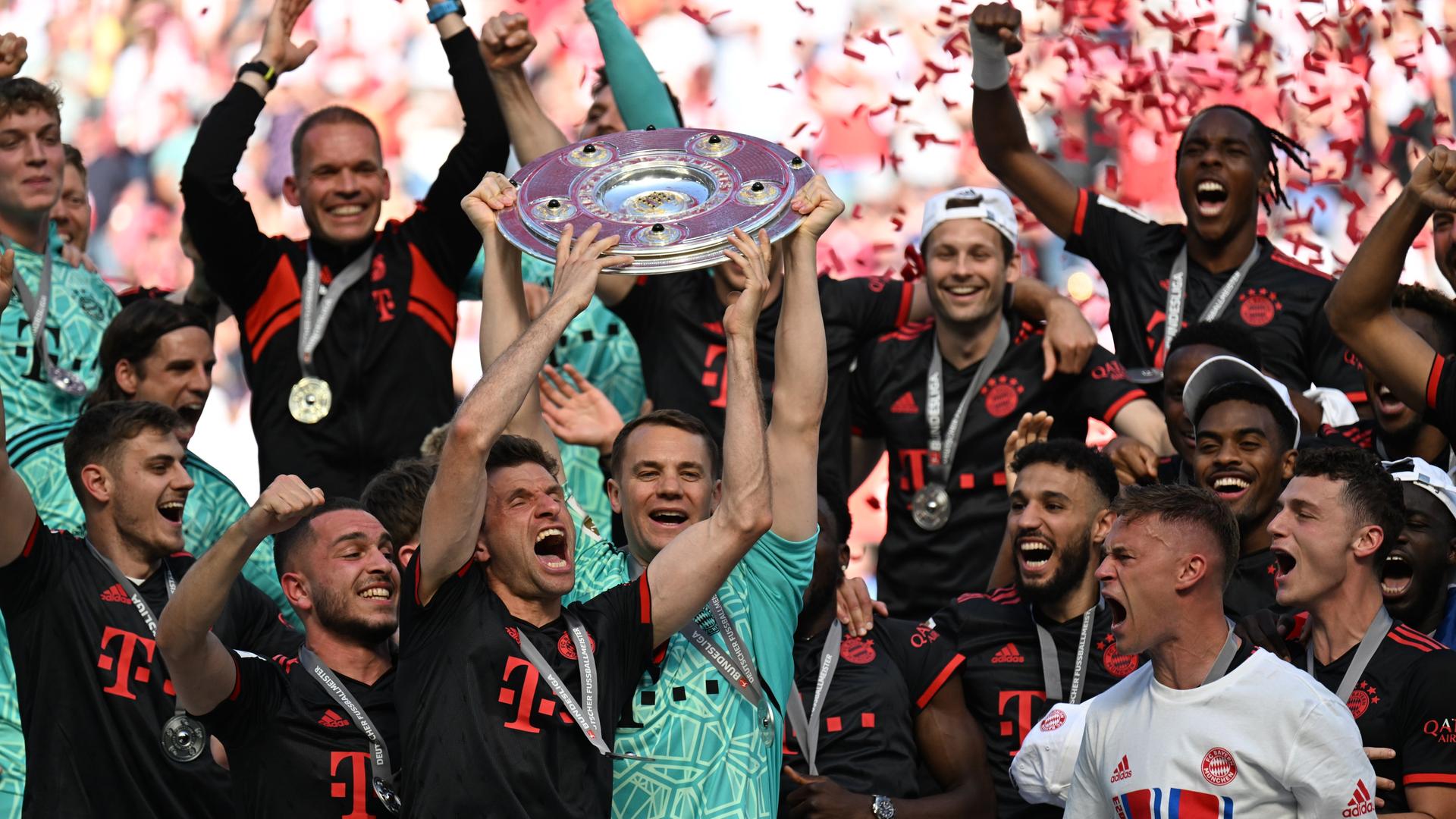 Die Spieler von Bayern München halten jubelnd die Meisterschale hoch