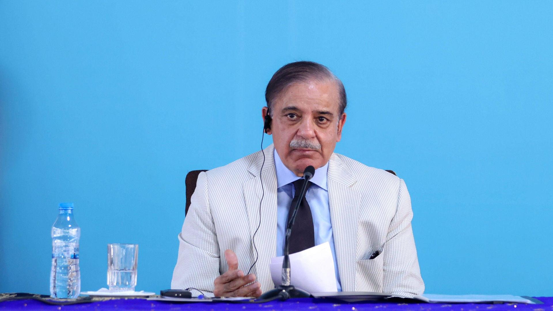 Der ehemalige pakistanische Premierminister Shahbaz Sharif sitzt in einer Pressekonferenz vor einem Mikrofon. Der ehemalige pakistanische Premierminister Shahbaz Sharif sitzt in einer Pressekonferenz vor einem Mikrofon.
