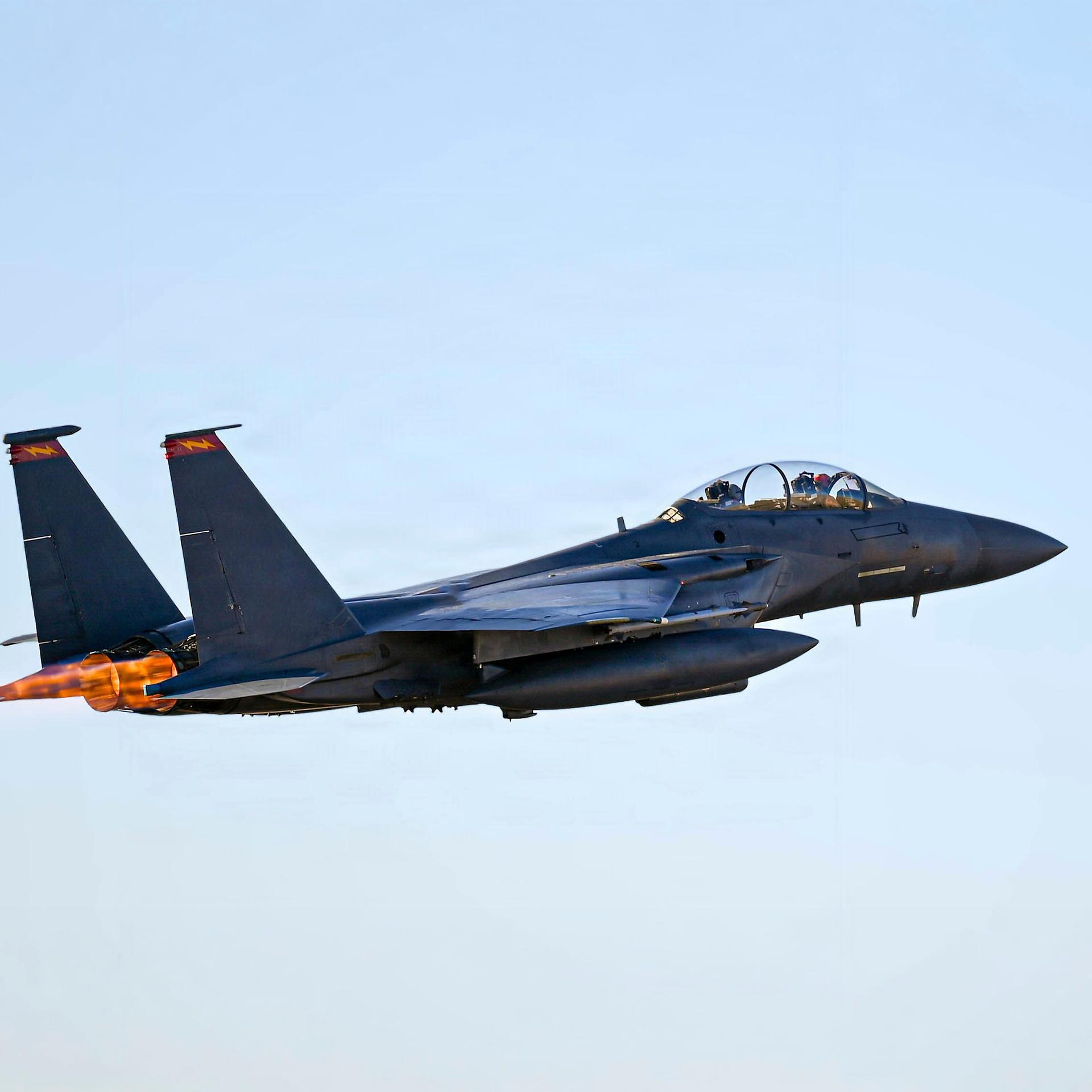 Eine F15, ein Kampfflugzeug der USA , im Himmel