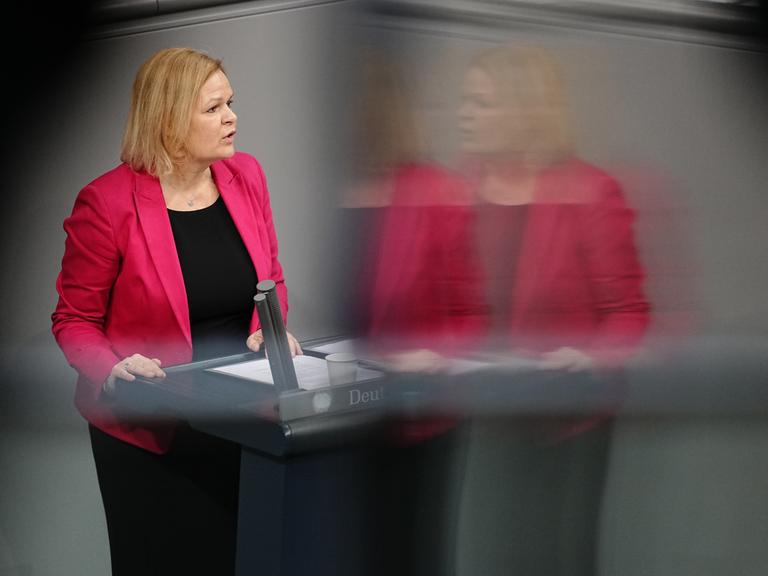 Bundesinnenministerin Nancy Faeser (SPD) am Rednerpult in einer Bundestagsdebatte. 