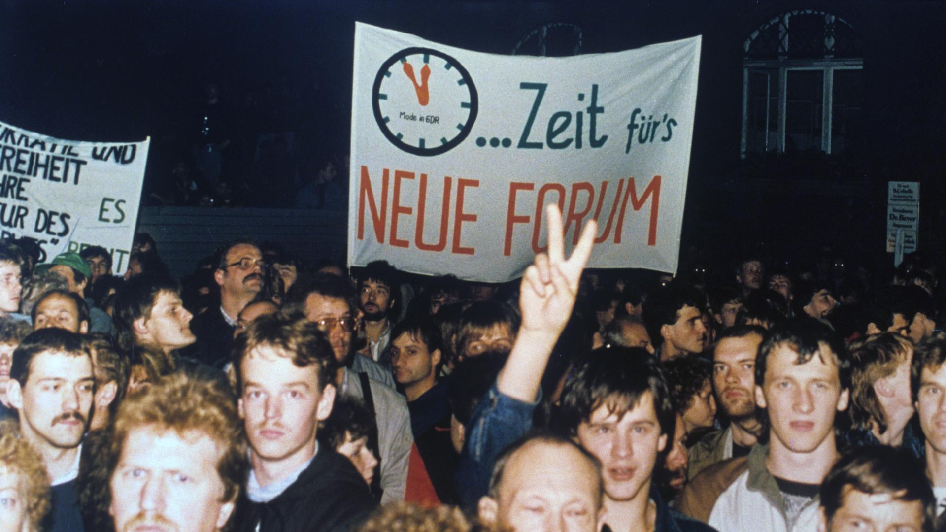 Blick auf die Montagsdemonstration am 30.10.1989 in Leipzig, auf der die Zulassung der Oppositionsgruppe "Neues Forum" gefordert wird. 