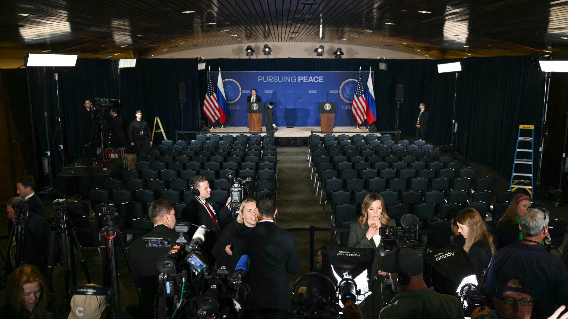 Vor dem USA-Russland-Gipfel über die Ukraine mit US-Präsident Donald Trump und Russlands Präsident Wladimir Putin in Anchorage, Alaska, richten Medienvertreter ihre Kameras ein.