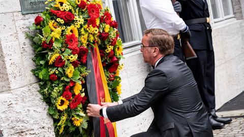Boris Pistorius (SPD), Bundesminister der Verteidigung, steht am Nationalen Gedenktag an den Widerstand gegen die nationalsozialistische Gewaltherrschaft im Ehrenhof des Bendlerblocks vor dem Gedenkkranz.