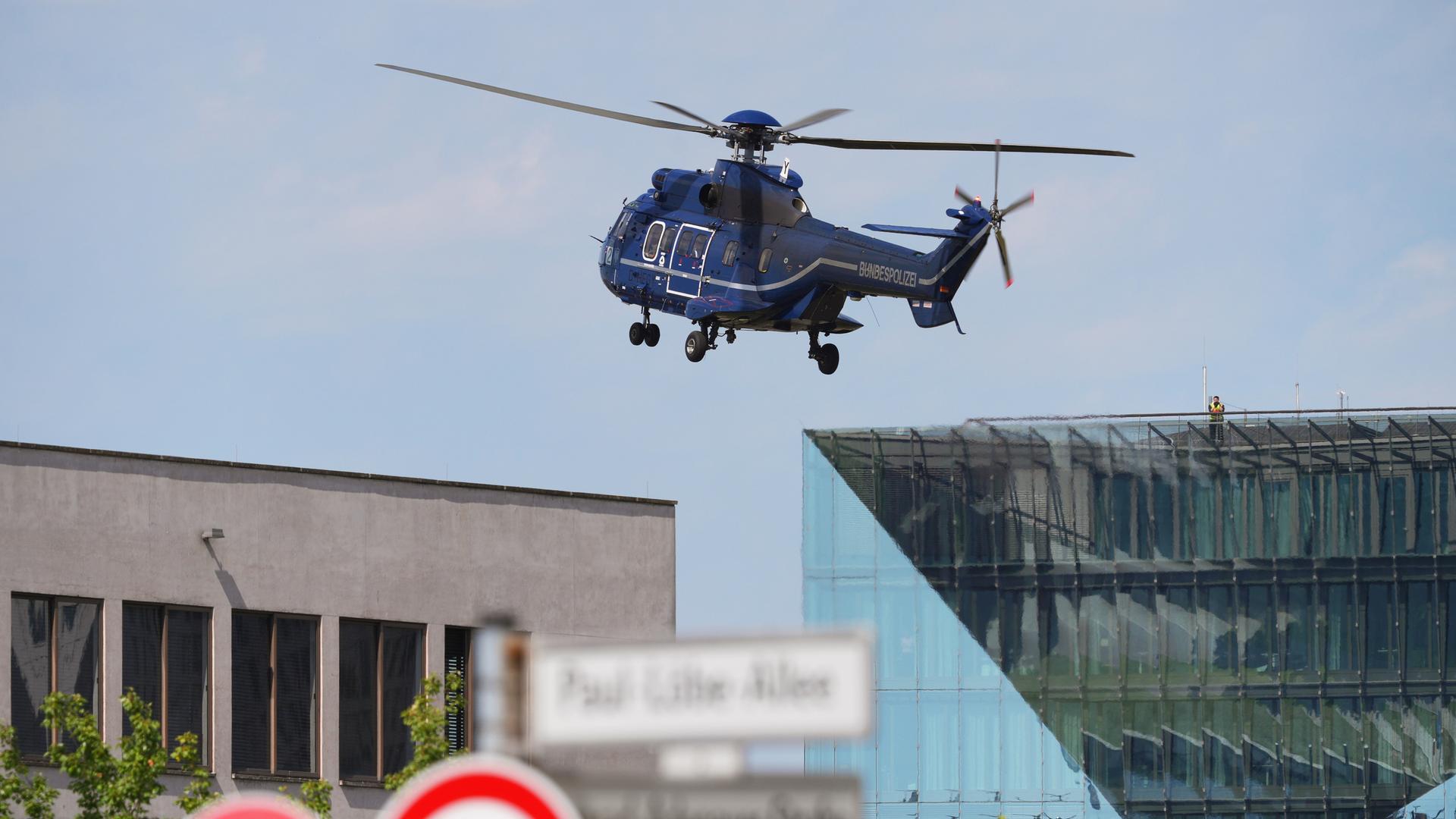 Ein Hubschrauber der Bundespolizei landet vor dem Bundeskanzleramt in Berlin. Dort nimmt der ukrainische Präsident Selenskyj an virtuellen Beratungen europäischer Staats- und Regierungschefs mit US-Präsident Trump teil.
