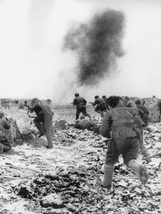 Sowjetische Truppen beim Kampf um Stalingrad. 