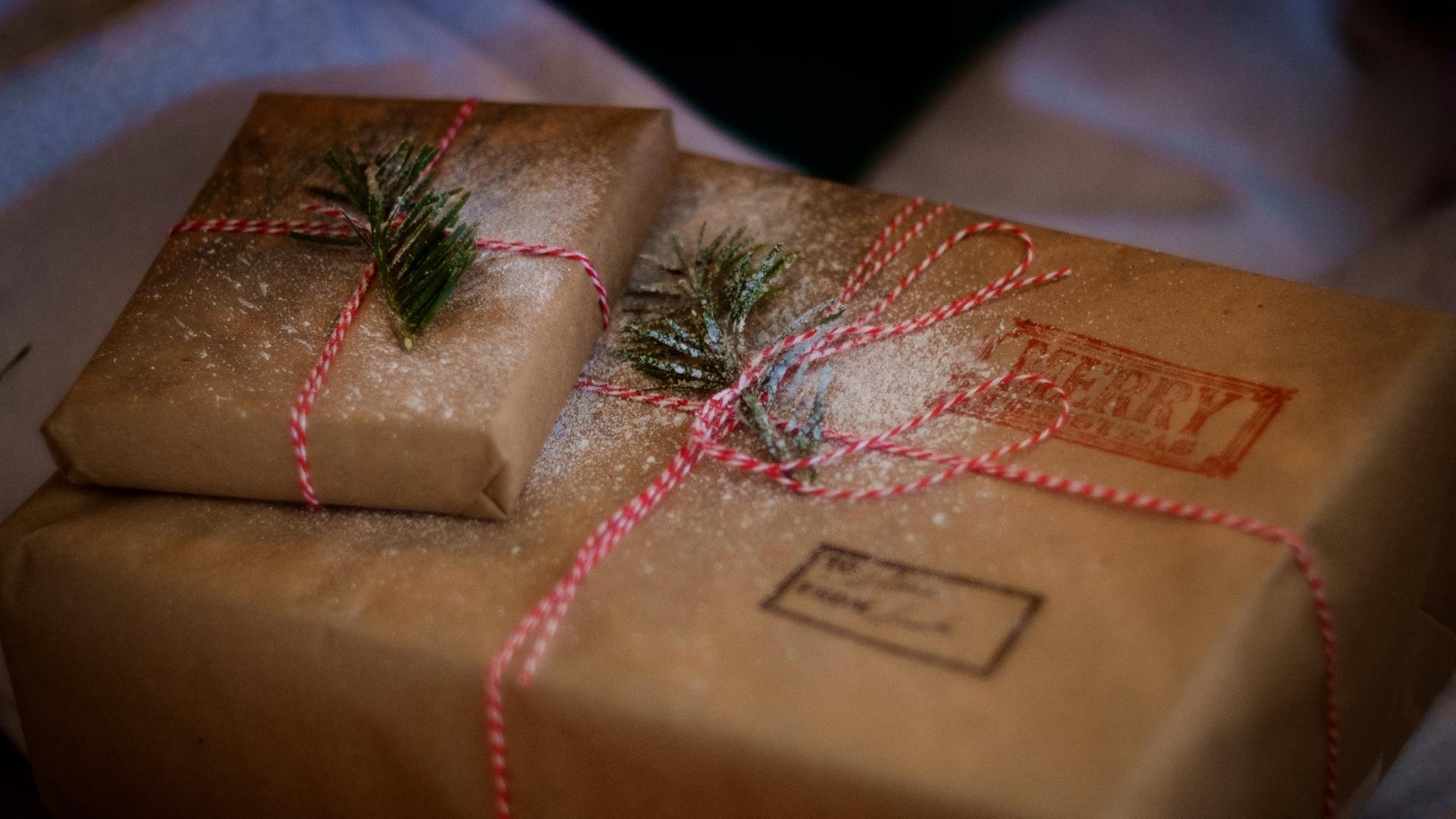 Zwei in braunes Packpapier gehüllte Weihnachtsgeschenke