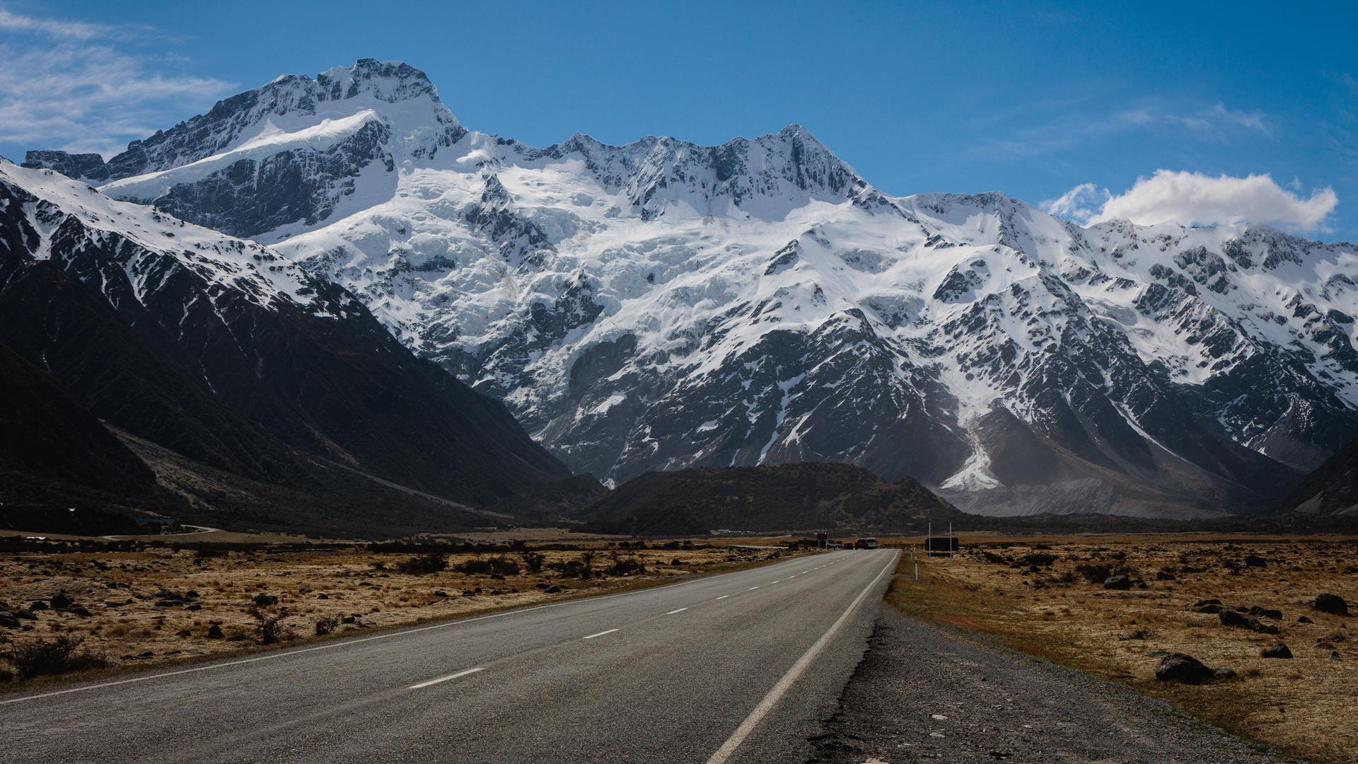 Ein leerer Highway in Neuseeland.