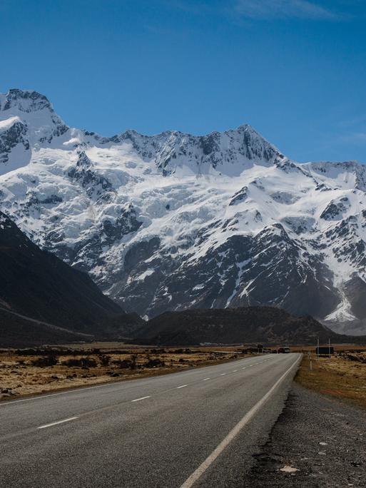 Ein leerer Highway in Neuseeland.