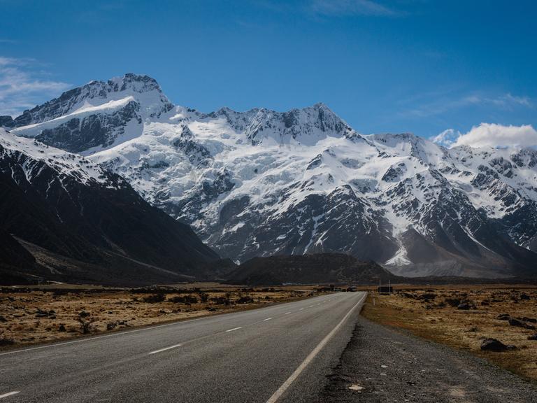 Ein leerer Highway in Neuseeland.