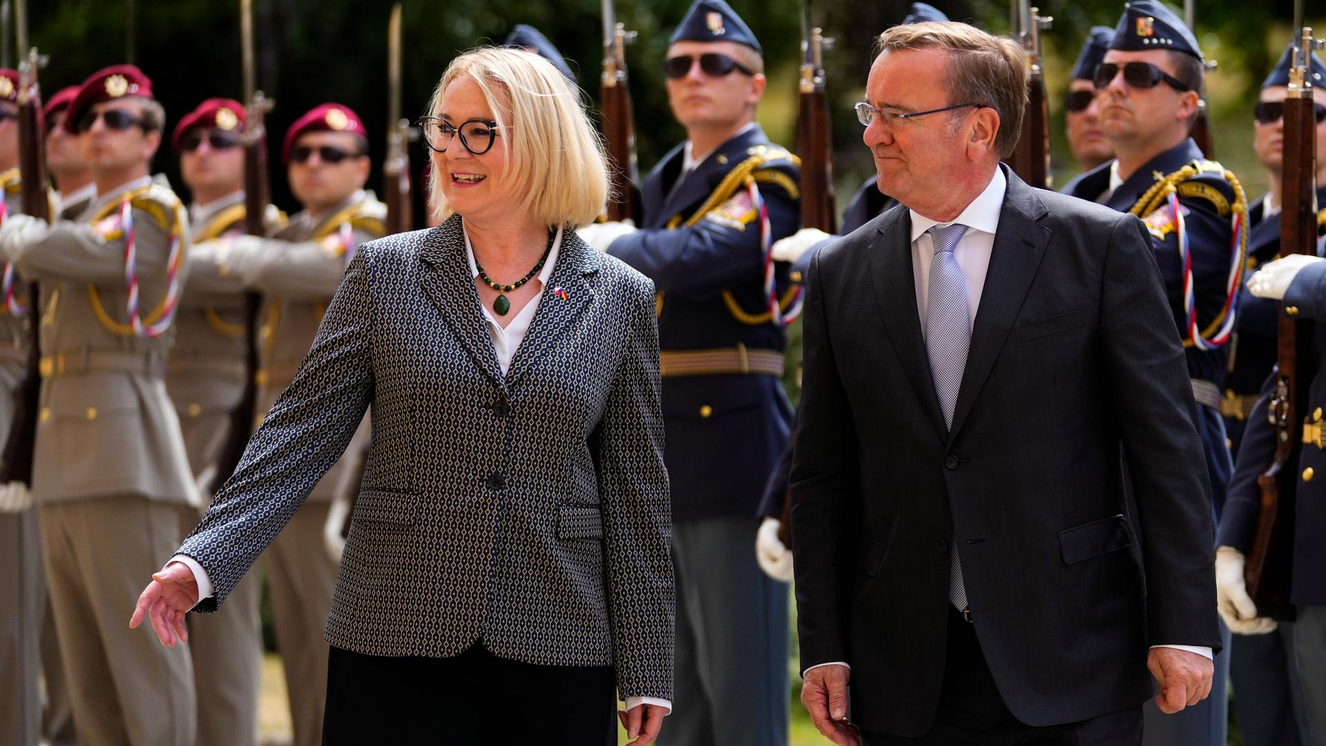 Die tschechische Verteidigunsminister Jana Cernochova, begrüßt ihren deutschen Amtskollegen Boris Pistorius in Prag. Die tschechische Verteidigunsminister Jana Cernochova, begrüßt ihren deutschen Amtskollegen Boris Pistorius in Prag.