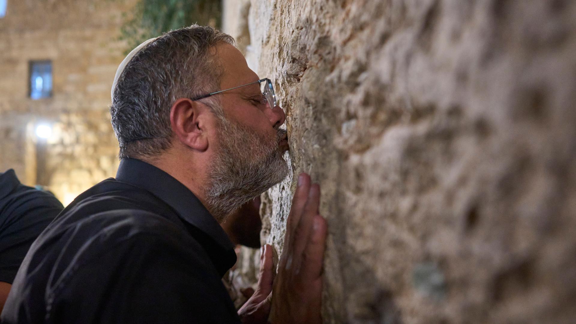 Der israelische Sicherheitsminister Ben-Gvir beim Beten.