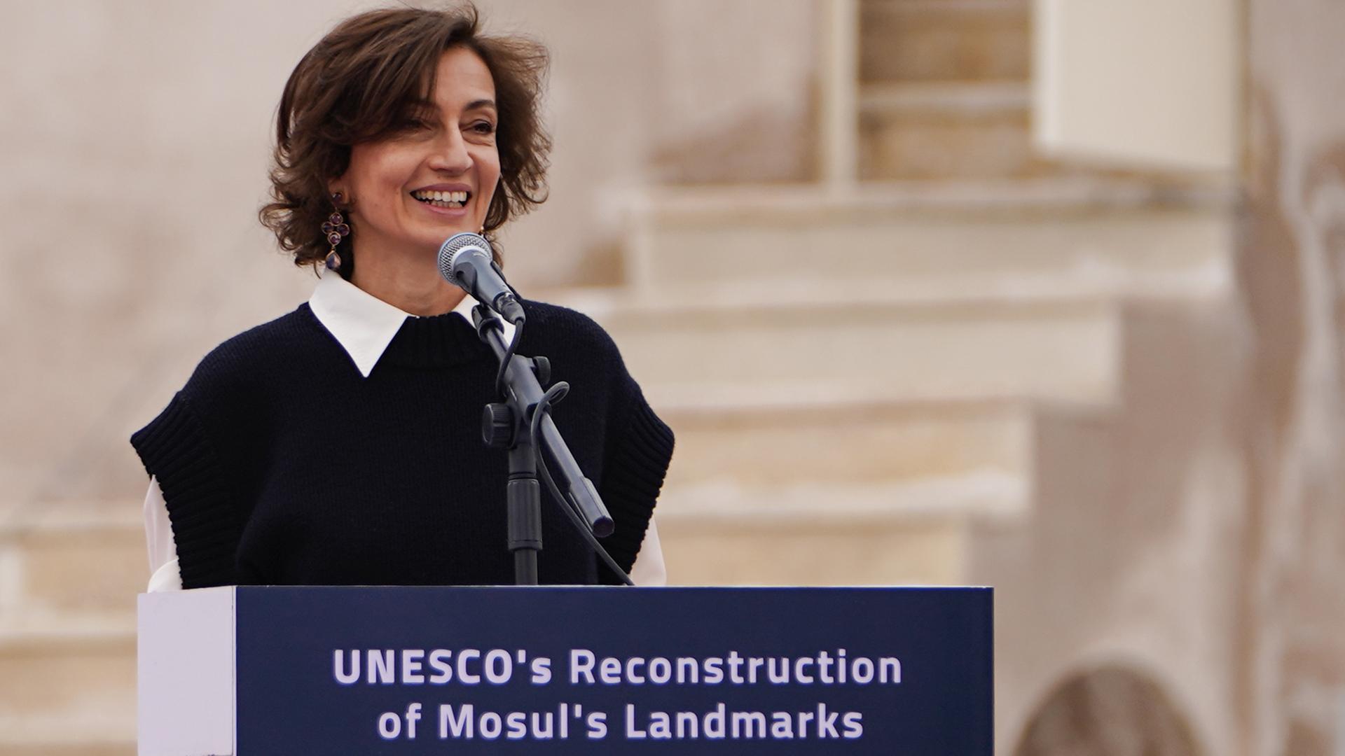 UNESCO-Generaldirektorin Audrey Azoulay hält eine Rede während einer Zeremonie zur Feier der letzten Phase der Restaurierungsarbeiten an den Denkmälern von Mosul durch die UNESCO. 