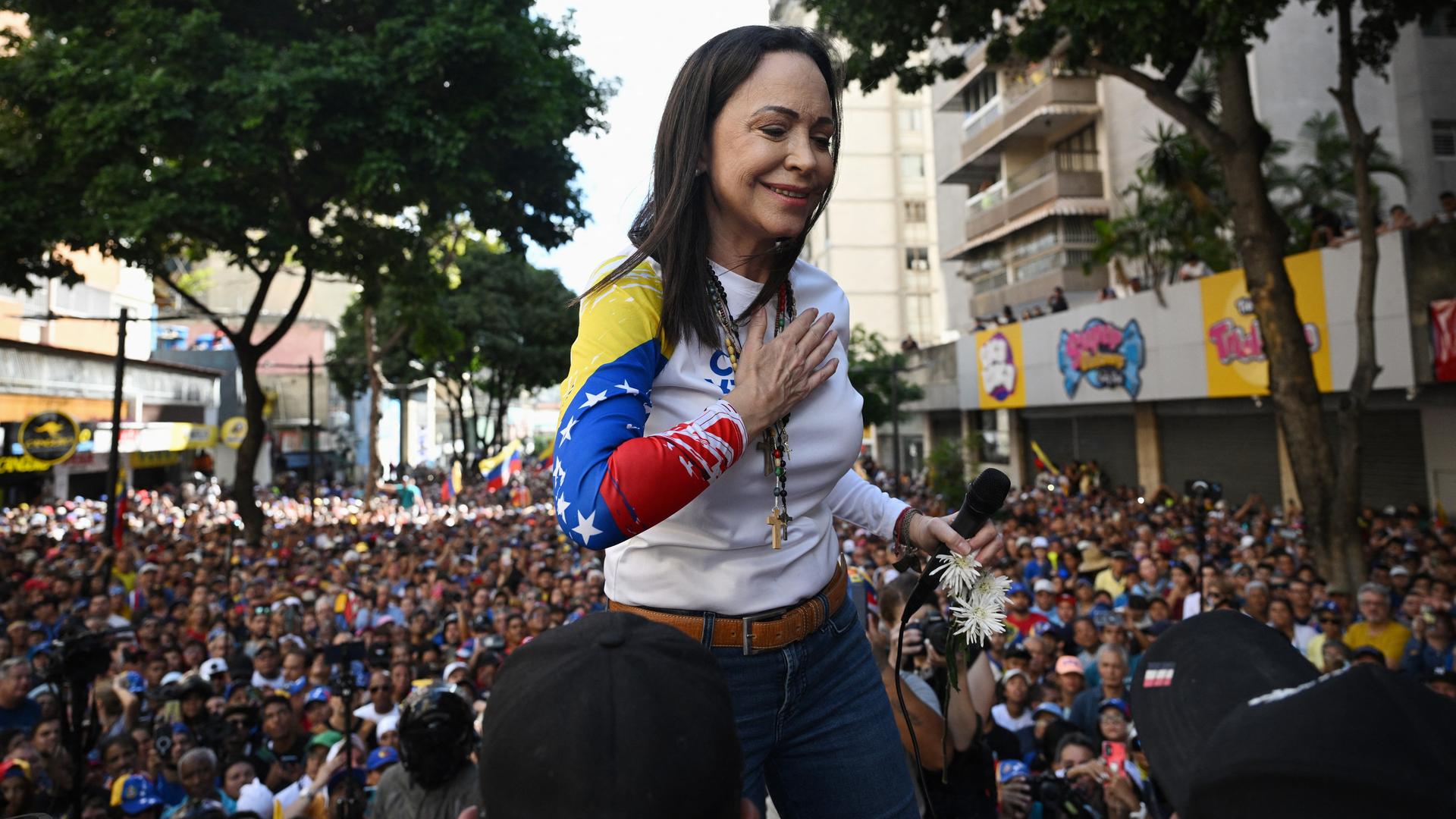 Oppositionsführerin Machado spricht auf einer Kundgebung gegen die geplante Vereidigung von Präsident Maduro in Venezuela. 