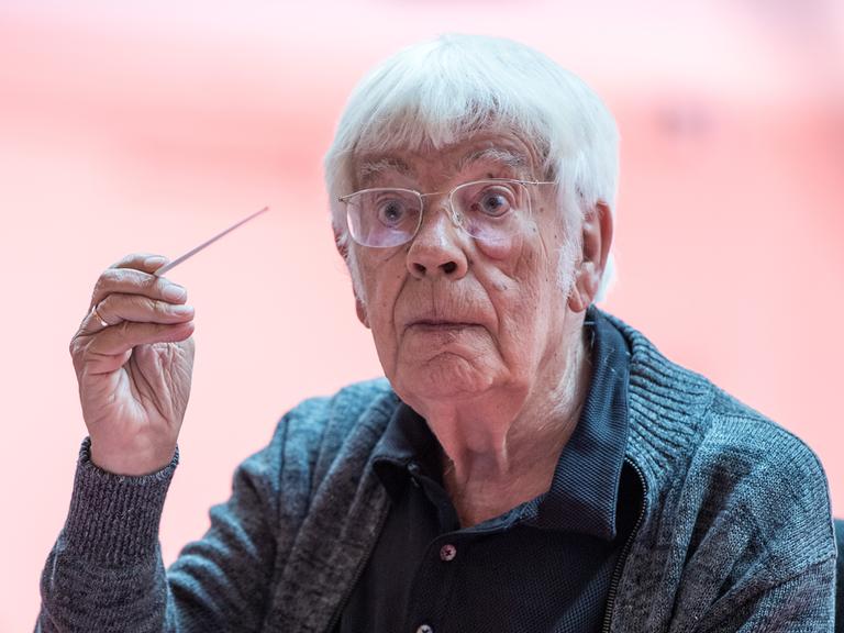 Der Chorleiter, Musikpädagoge und Bach-Interpret Helmuth Rilling dirigiert am 05.09.2017 während einer Probe in Stuttgart (Baden-Württemberg) Bachkantaten. (zu dpa: «Er dirigiert und dirigiert und dirigiert - Rilling ohne Rente» vom 11.09.2017) Foto: Sebastian Gollnow/dpa ++