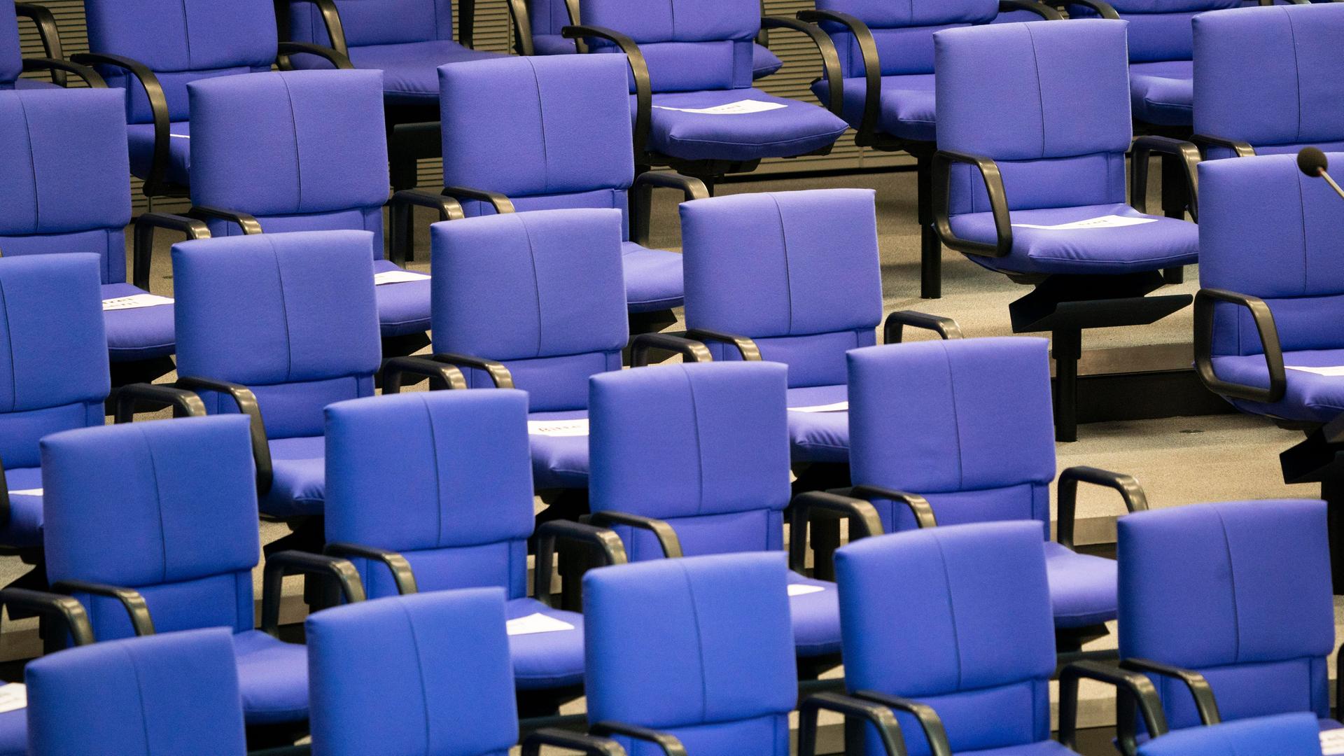 Leere Stuhlreihen im Deutschen Bundestag