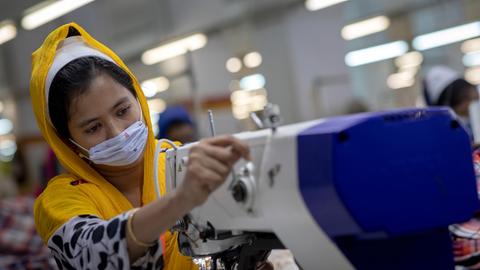 Frauen arbeiten in einer Textilfabrik.Â Nach China ist Bangladesh der zweitgröÃte Produzent von Textilien. Die Arbeitsbedingungen und der Umweltschutz der dortigen Produktion gibt immer wieder Anlass ztur Kritik. In Bangladesch haben tausende Fabrikbeschäftigte - hauptsächlich Frauen - durch die Corona-Krise ihre Jobs verloren, nachdem internationale Modeketten coronabedingt viele Aufträge stornie