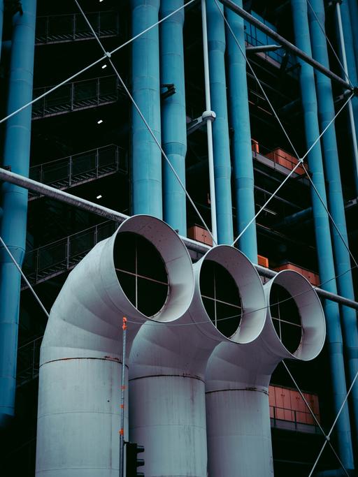 Blick auf die drei Röhren vom Centre Pompidou Paris.