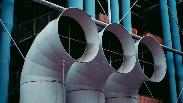 Blick auf die drei Röhren vom Centre Pompidou Paris.