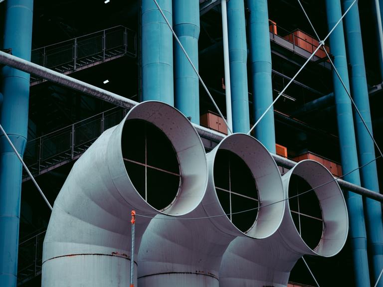 Blick auf die drei Röhren des Centre Pompidou Paris. (Quelle: unsplash)