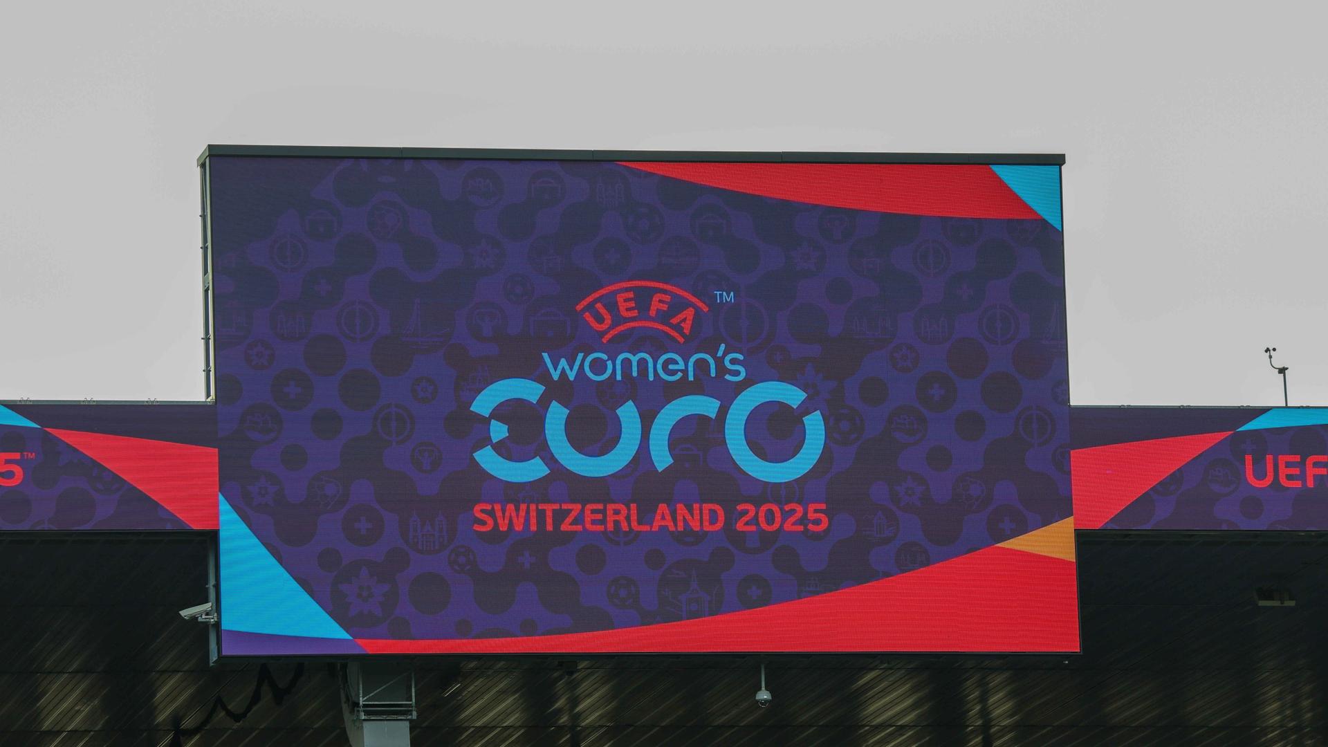 Heute spielen England und Italien im Halbfinale gegeneinander; zu sehen ist eine LED-Tafel mit der Aufschrift: UEFA Womens Euro.