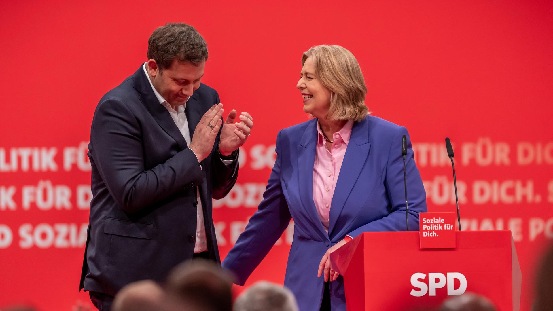 Lars Klingbeil, Vizekanzler und SPD-Bundesvorsitzender, steht beim Parteitag in Berlin  nach der Wahl neben Bärbel Bas, Bundesarbeitsministerin und neue SPD-Bundesvorsitzende