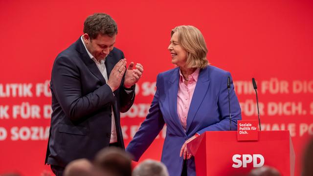 Lars Klingbeil steht auf der Bühne neben Bärbel Bas. Er gratuliert ihr zu ihrem Wahl-Ergebnis. 