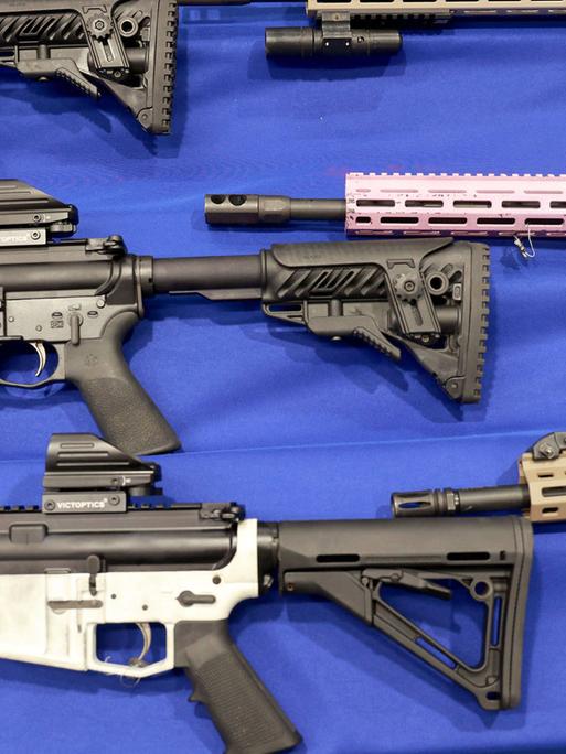 Illegale Ghost Guns, die von Ermittlern sichergestellt wurden.