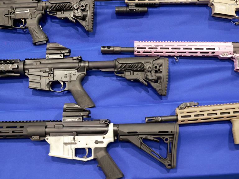 Illegale Ghost Guns, die von Ermittlern sichergestellt wurden.