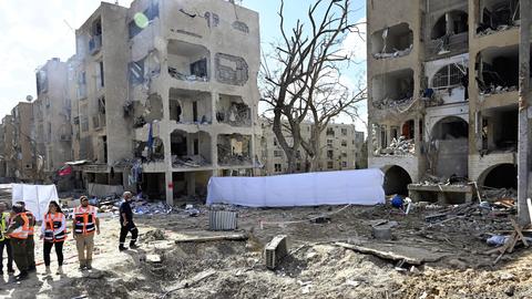 Blick auf die Stadt Arad im Süden Israels, wo eine iranische Rakete mehrere Häuserblocks zerstört hat. 