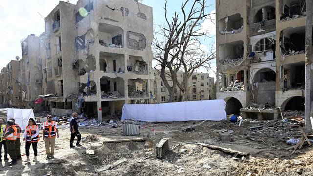 Blick auf die Stadt Arad im Süden Israels, wo eine iranische Rakete mehrere Häuserblocks zerstört hat. 