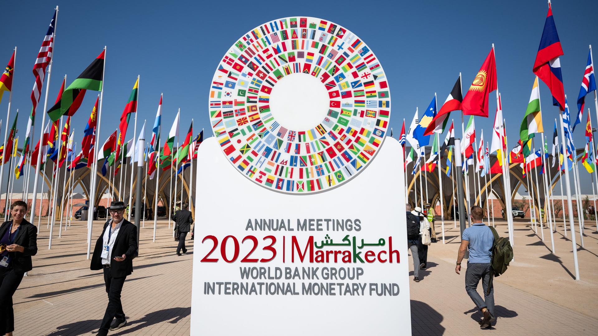 In Marrakesch steht ein Aufsteller mit der Aufschrift "Annual Meetings 2023 Marrakech - World Bank Group - International Monetary Fund".