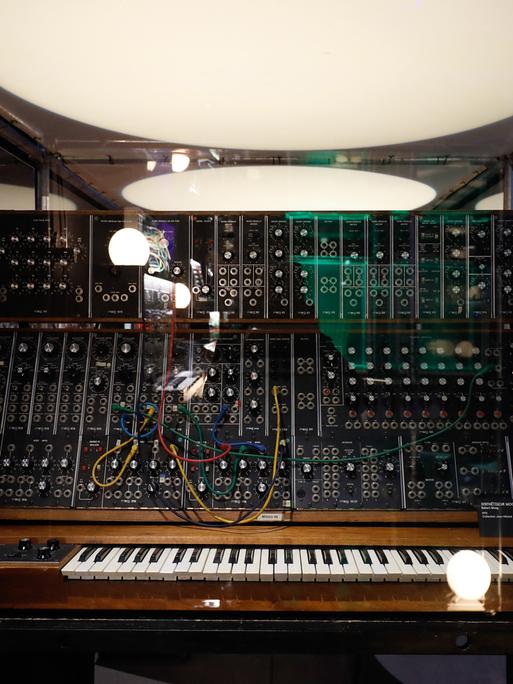 Während der Ausstellung „Electro – Von Kraftwerk bis Daft Punk” in der Philharmonie in Paris wurde am 8. April 2019 ein Moog 55 Synthesizer aus dem Jahr 1972 gezeigt. 
