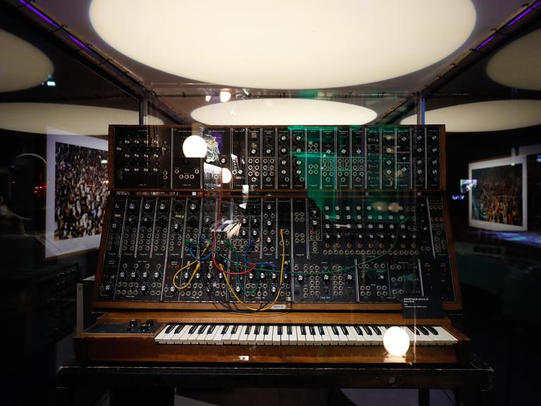 Während der Ausstellung „Electro – Von Kraftwerk bis Daft Punk” in der Philharmonie in Paris wurde am 8. April 2019 ein Moog 55 Synthesizer aus dem Jahr 1972 gezeigt. 