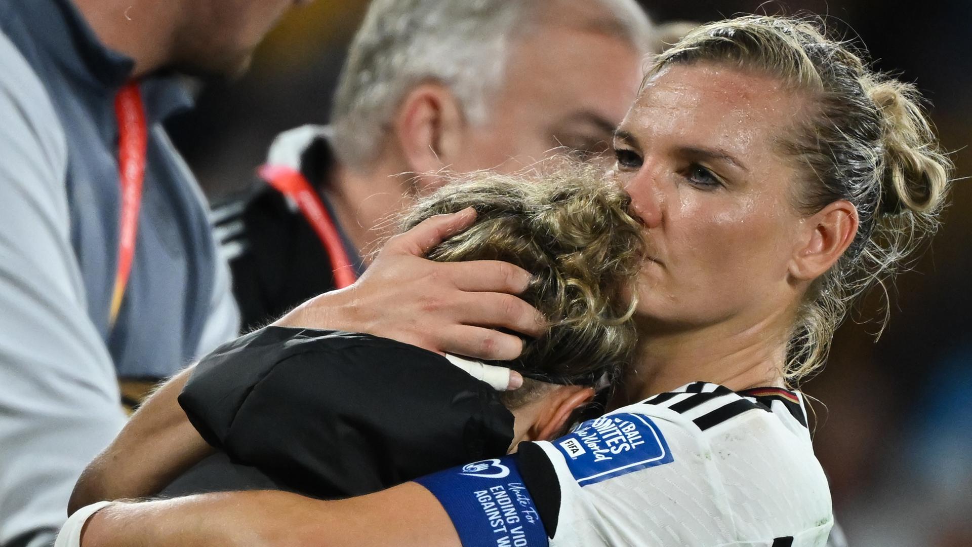 Die deutsche Fußballnationalspielerin Alexandra Popp umarmt Teamkollegin Svenja Huth nach dem WM-Vorrunden-Aus.