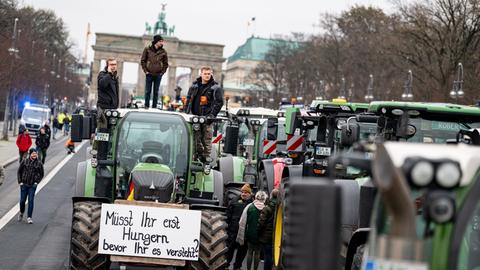 Berlin: Landwirte nehmen mit Traktoren mit der Aufschrift "Müsst ihr erst Hungern bevor ihr es versteht" auf einer Demonstration des Deutschen Bauernverbandes unter dem Motto "Zu viel ist zu viel! Jetzt ist Schluss!" vor dem Brandenburger Tor teil.