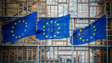Brüssel: Flaggen der Europäischen Union wehen im Wind vor dem Europa-Gebäude.