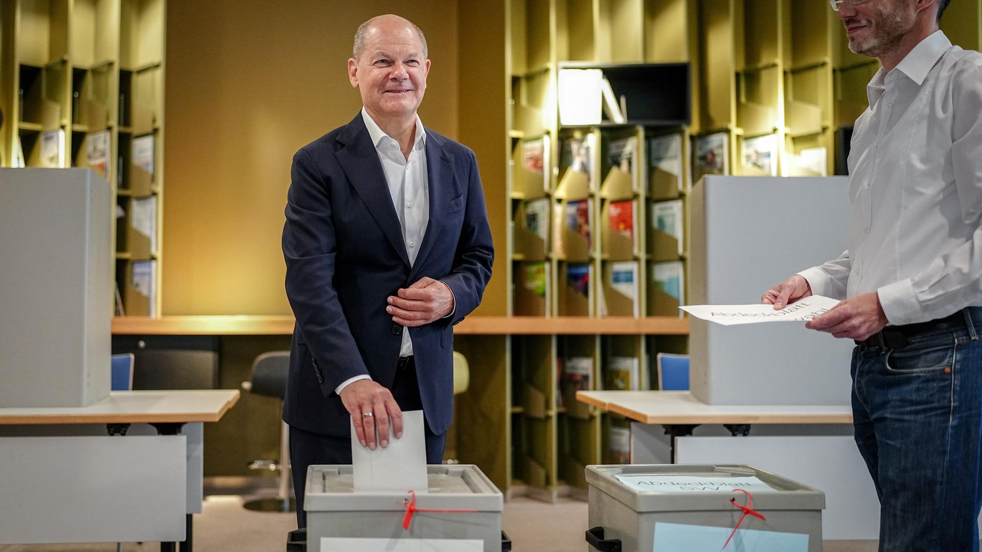 Bundeskanzler Olaf Scholz (SPD) wirft seinen Stimmzettel für die Europawahl in eine Wahlurne in Potsdam.