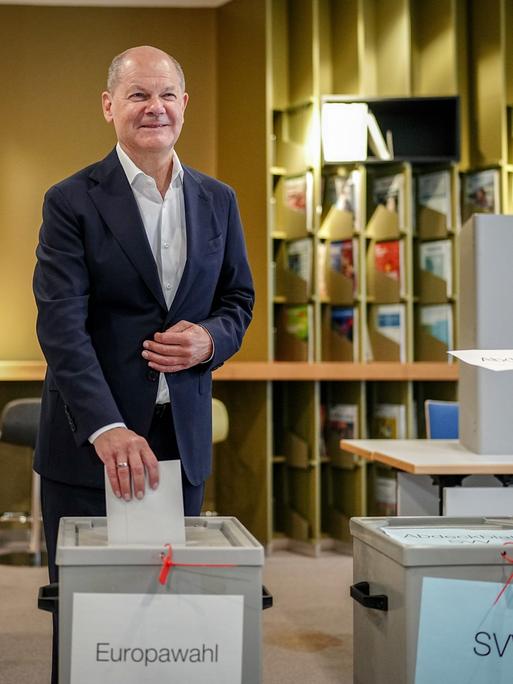 Bundeskanzler Olaf Scholz (SPD) wirft seinen Stimmzettel für die Europawahl in eine Wahlurne in Potsdam.