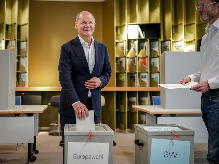 Bundeskanzler Olaf Scholz (SPD) wirft seinen Stimmzettel für die Europawahl in eine Wahlurne in Potsdam.