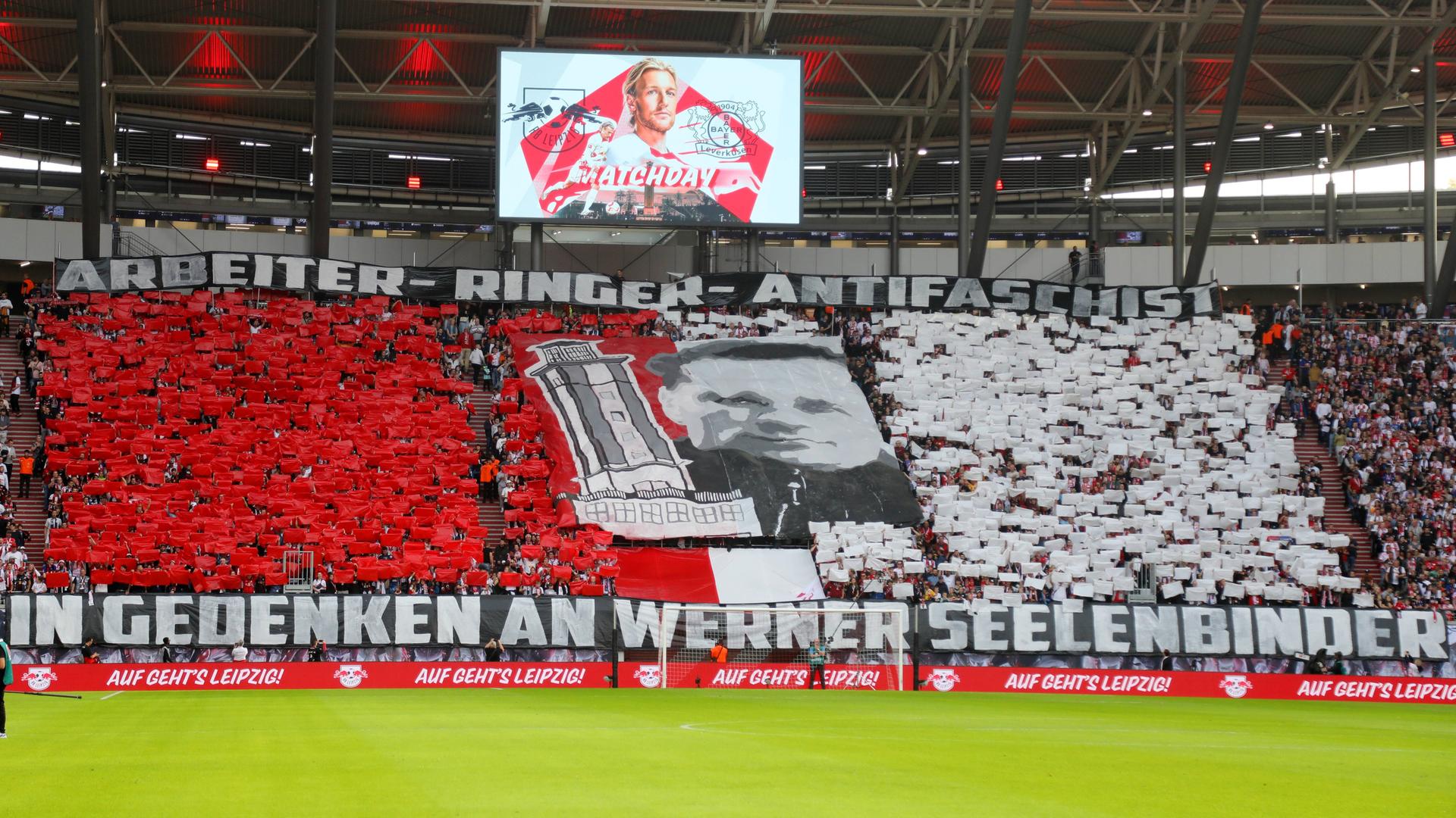 Choreografie der Leipziger Fans zeigt: "Arbeiter - Ringer - Antifaschist - In Gedenken an Werner Seelenbinder"