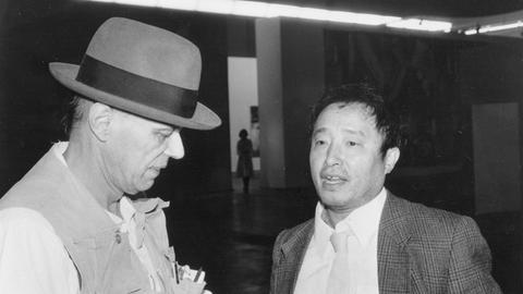 Die Fluxus-Künstler Joseph Beuys (links im Bild) und Nam June Paik, 1984 in Düsseldorf auf der Ausstellung "Von hier aus".