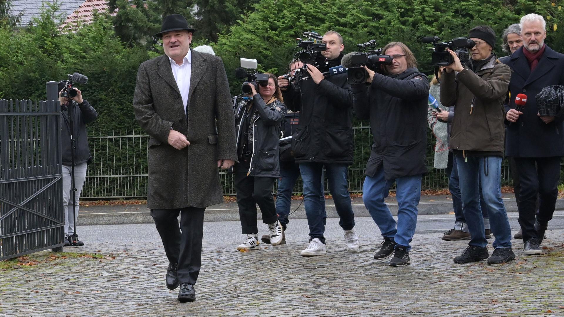 Begleitet von Reportern geht Robert Crumbach zum Regine-Hildebrandt-Haus, den Sitz der SPD Brandenburg. 