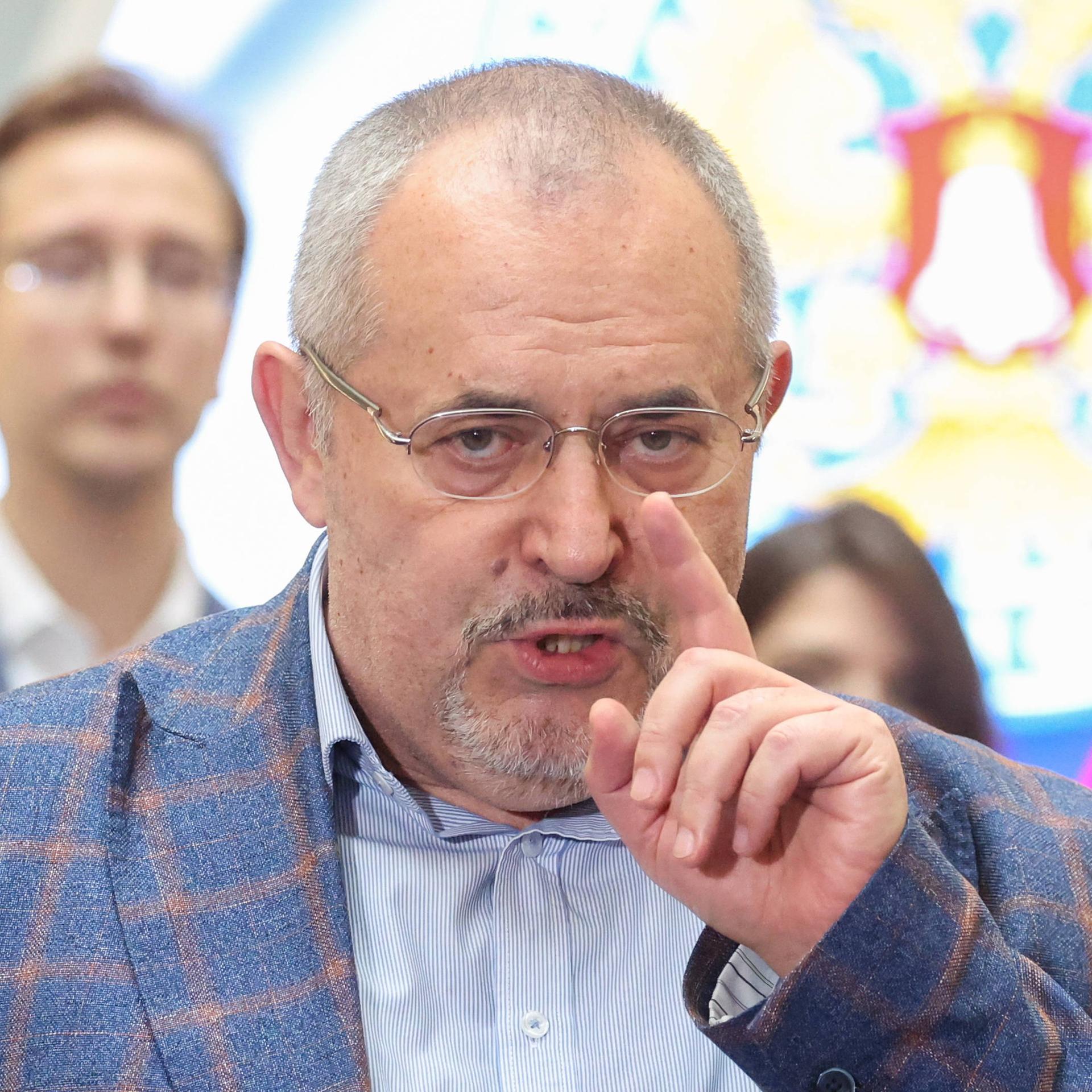 Boris Nadeschdin, ein Mann mittleren Alters, hebt den Zeigefinger