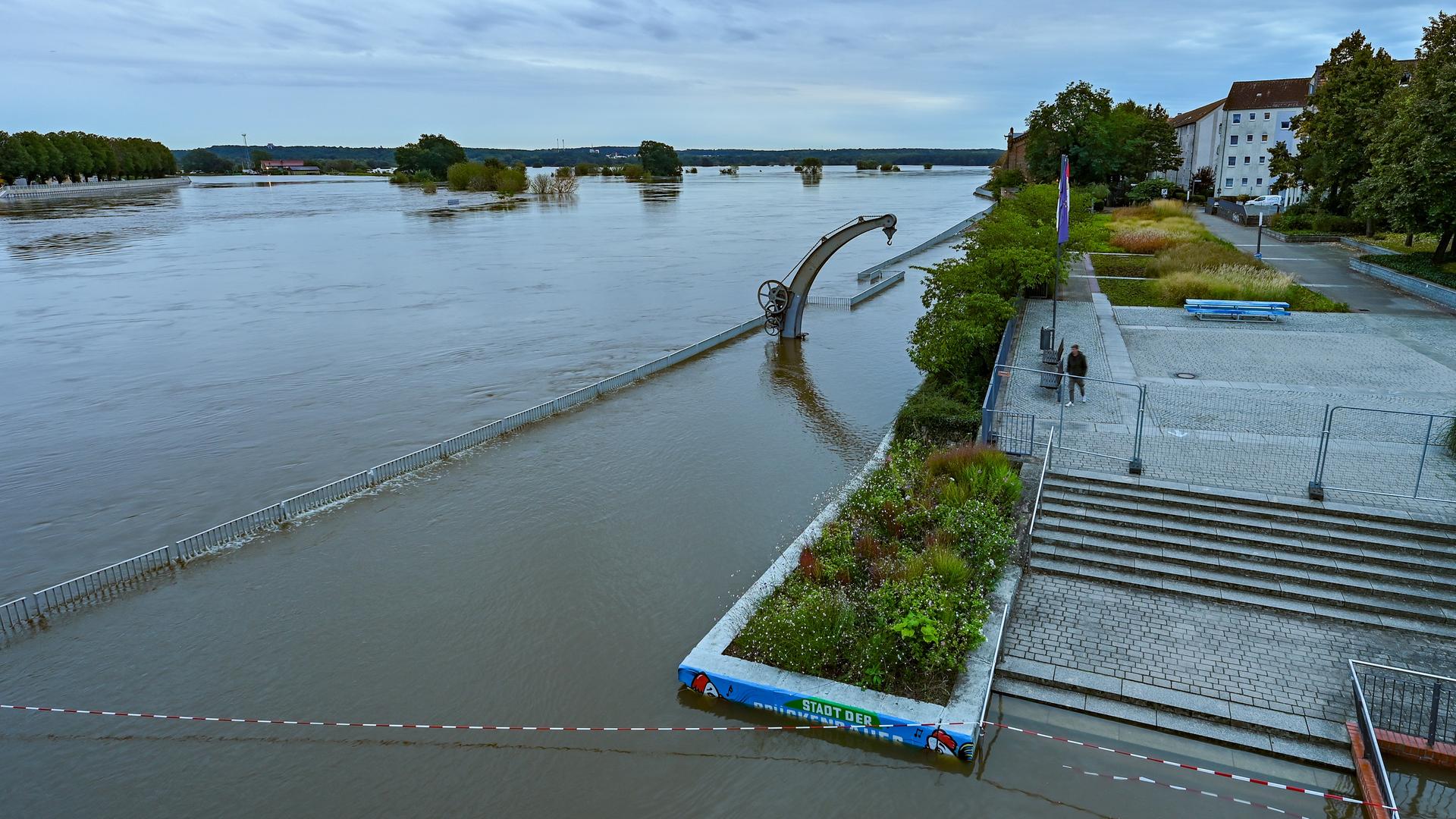 Die Uferpromenade in der Stadt Frankfurt (Oder) ist an einigen Stellen vom Hochwasser des Flusses Oder überflutet. In einigen Gemeinden der Hochwasserregion entlang der Oder gehen die Pegelstände seit wenigen Stunden wieder zurück. Die Uferpromenade in der Stadt Frankfurt (Oder) ist an einigen Stellen vom Hochwasser des Flusses Oder überflutet. In einigen Gemeinden der Hochwasserregion entlang der Oder gehen die Pegelstände seit wenigen Stunden wieder zurück.