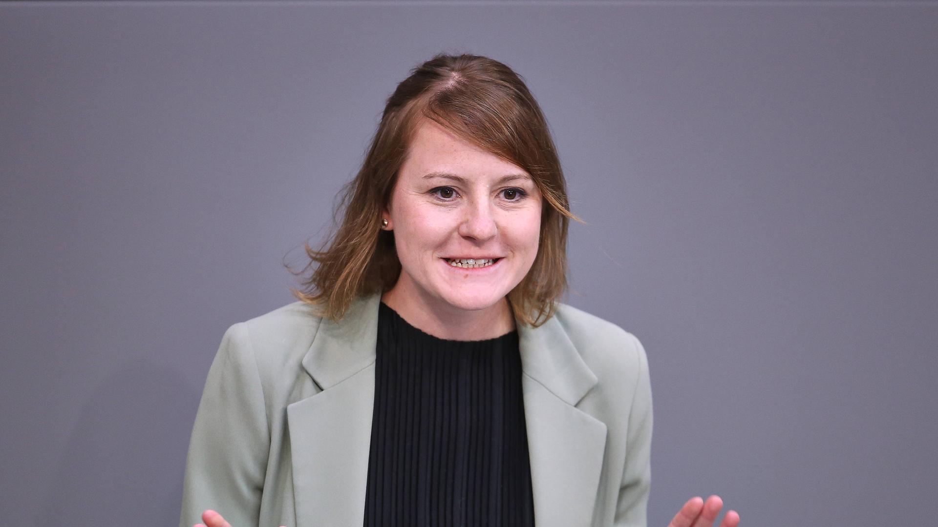 Annika Klose, SPD, diskutiert im Bundestag
