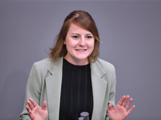 Annika Klose, SPD, diskutiert im Bundestag