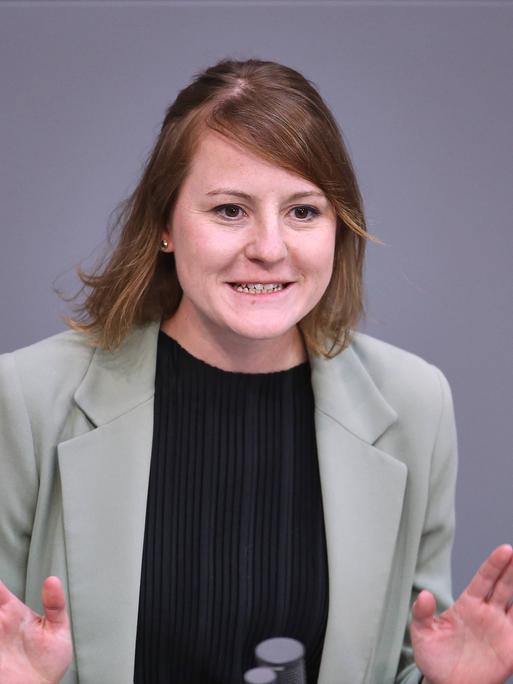 Annika Klose, SPD, diskutiert im Bundestag Annika Klose, SPD, diskutiert im Bundestag