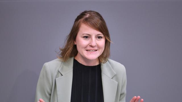 Annika Klose, SPD, diskutiert im Bundestag