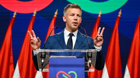 Peter Magyar gestikuliert bei einer Rede in Budapst am Tag nach seinem Wahlssieg über Viktor Orbán.